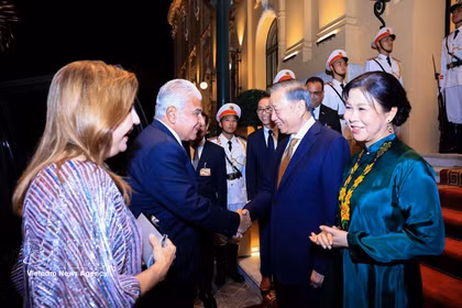 El secretario general del Partido Comunista y presidente de Vietnam, To Lam, y su esposa reciben al presidente de Panamá, José Raúl Mulino, y su cónyuge. (Foto: VNA)