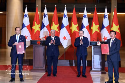 El secretario general del Partido Comunista y presidente de Vietnam, To Lam, y el presidente de Panamá, José Raúl Mulino, presencian la ceremonia de entrega del acuerdo de cooperación en materia de transporte marítimo entre ambos Gobiernos. (Foto: VNA)