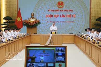 El viceprimer ministro permanente y presidente del Comité Nacional para el APEC 2027, Pham Gia Tuc, preside la reunión. (Foto: VNA)
