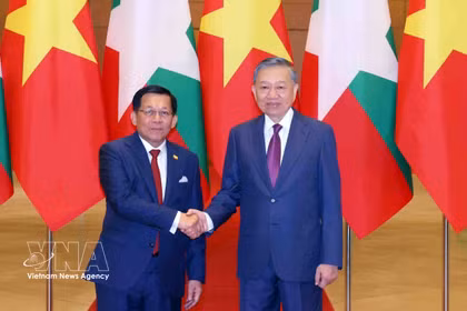 El secretario general del Partido Comunista y presidente de Vietnam, To Lam (derecha), recibe al presidente de Myanmar, Min Aung Hlaing. (Foto: VNA)