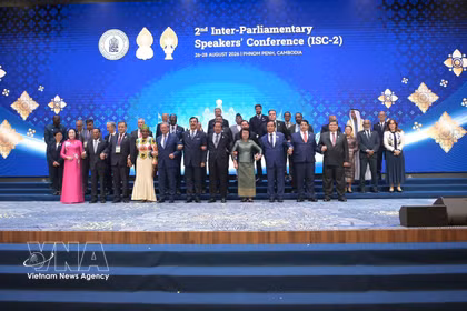 La vicepresidenta de la Asamblea Nacional de Vietnam, Nguyen Thi Thanh, y los jefes de las delegaciones en la cita. (Foto: VNA)