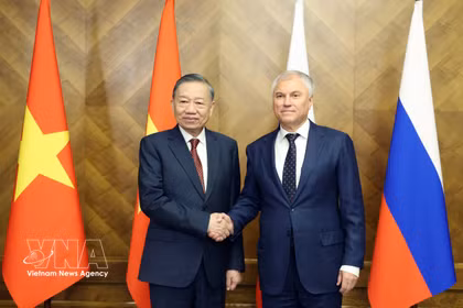 El secretario general del Partido Comunista de Vietnam y presidente de la República, To Lam (izquierda), se reúne con el presidente de la Duma Estatal de Rusia, Vyacheslav Volodin. (Foto: VNA)