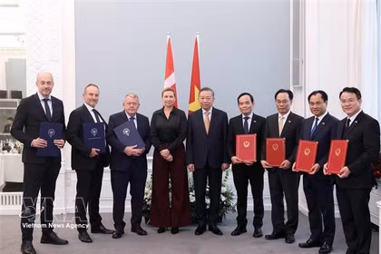 El secretario general del Partido Comunista y presidente de Vietnam, To Lam, y el rey Federico X de Dinamarca presencian el intercambio de los documentos de cooperación entre ambos países. (Foto: VNA)
