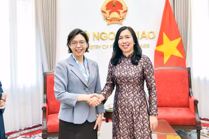 La viceministra de Relaciones Exteriores de Vietnam Le Thi Thu Hang (derecha) recibe a la embajadora de Corea del Sur en Hanoi, Lee Mi Yon. (Foto: baoquocte.vn)