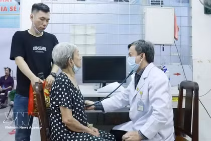 Un médico del Hospital Cho Ray realiza un examen de salud a una anciana en el centro médico del barrio de Cho Lon. (Foto: VNA)