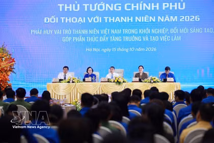 El primer ministro Le Minh Hung y dirigentes de ministerios y sectores en la cita. (Foto: VNA)