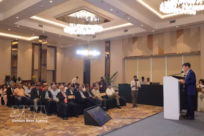 El consejero comercial y jefe de la Oficina Comercial de Vietnam en India, Bui Trung Thuong, interviene en la cita. (Foto: VNA)
