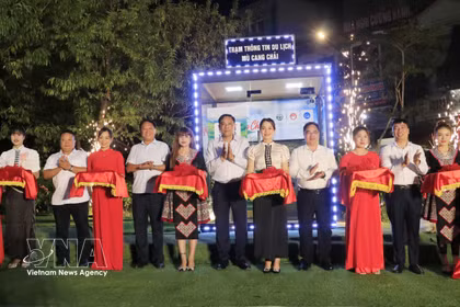 En la inauguración de una calle inteligente integrada con un mapa turístico digital en la comuna de Mu Cang Chai, como parte del Festival de la Temporada Dorada 2026. (Foto: VNA)