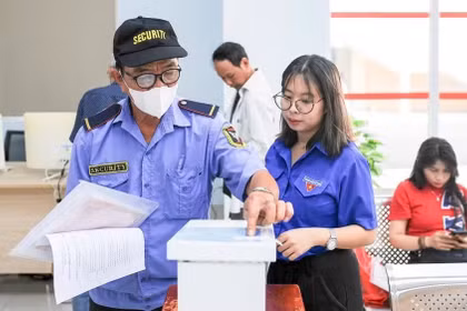 Las aplicaciones de transformación digital para servicios públicos en el barrio de Thanh Khe, en Da Nang, ayudan a las personas a proteger sus datos personales. (Foto: VNA)