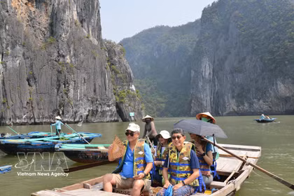 Turistas extranjeros visitan la Bahía de Ha Long. (Foto: VNA)