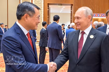 El primer ministro vietnamita, Le Minh Hung, saluda al presidente de Rusia, Vladimir Putin. (Foto: VNA)