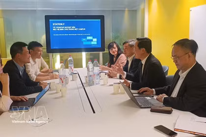 En la reunión entre la delegación de la Comisión de Políticas y Estrategias del Comité Central del Partido Comunista de Vietnam y el centro de emprendimiento Station F. (Foto: VNA)