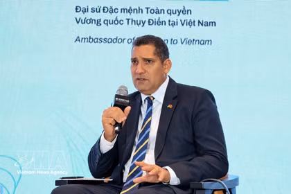 El embajador sueco Johan Ndisi en un foro empresarial entre Vietnam y los países nórdicos. (Foto: VNA)