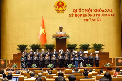 El presidente de la Asamblea Nacional, Tran Thanh Man, posa para una foto con representantes de la Organización de Parlamentarios de Amistad de Vietnam para la XVI Legislatura y delegados internacionales. (Foto: VNA)
