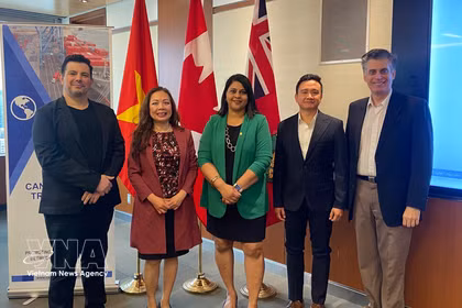 El profesor asociado Dang Duc Huy (segundo desde la derecha) junto con otros delegados en el Foro de cooperación en inversión y comercio agrícola entre Vietnam y Canadá. (Foto: VNA)