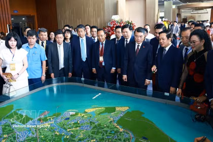El primer ministro Le Minh Hung revisa la planificación provincial de Hung Yen para el período 2021-2030, con visión hasta 2050. (Foto: VNA)
