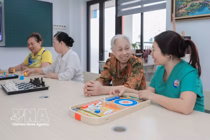El modelo de centros de atención médica diurna se implementa en varios barrios y comunas de Hanoi (Foto: VNA)
