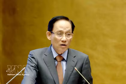 El miembro del Buró Político y ministro de Relaciones Exteriores, Le Hoai Trung, presenta el informe. (Foto: VNA)