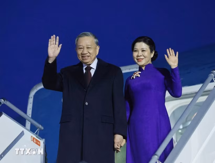 El secretario general del Comité Central del Partido Comunista de Vietnam, To Lam, y su esposa llegan a Helsinki el 20 de octubre por la noche, comenzando su visita oficial a Finlandia. (Foto: VNA)