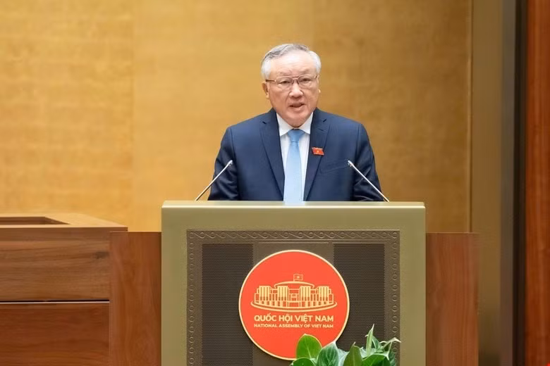 El viceprimer ministro Nguyen Hoa Binh interviene presentó un informe en el marco del décimo período de sesiones de la Asamblea Nacional de la XV Legislatura. (Fuente: VNA)
