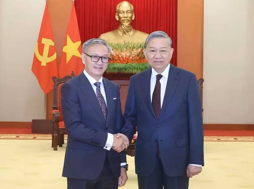 El secretario general del Partido Comunista de Vietnam, To Lam (derecha), recibe al ministro de Relaciones Exteriores de Laos, Thongsavanh Phomvihane. (Foto: VNA)