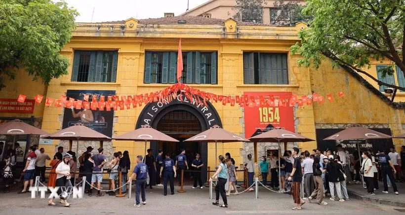 La reliquia de la prisión de Hoa Lo es un lugar para educar sobre el patriotismo y las tradiciones revolucionarias a todas las clases sociales, especialmente a los jóvenes. (Foto: VNA)