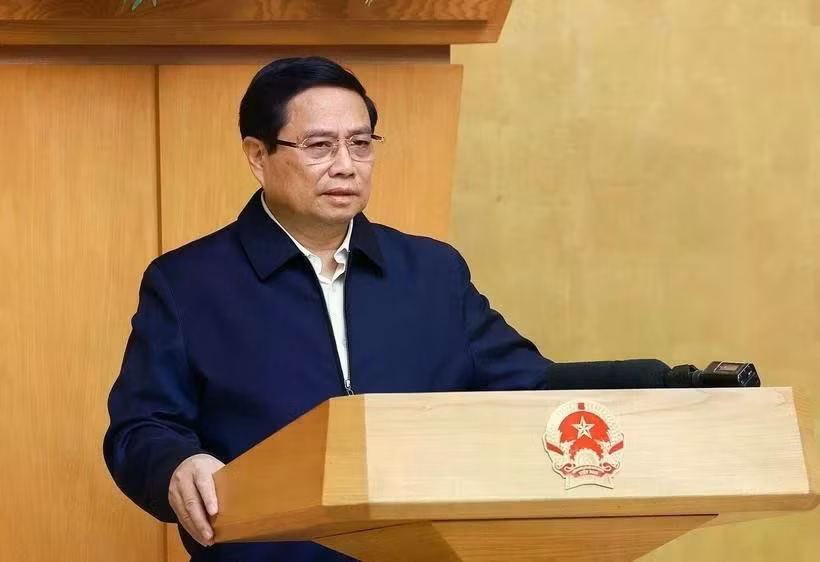 El primer ministro Pham Minh Chinh interviene en la reunión ordinaria del Gobierno. (Foto: VNA)