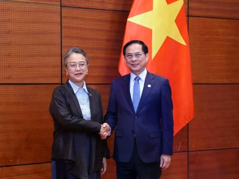 El viceprimer ministro y ministro de Relaciones Exteriores, Bui Thanh Son (der.), y Armida Salsiah Alisjahbana, secretaria general adjunta de las Naciones Unidas (ONU) y secretaria ejecutiva de la Comisión Económica y Social para Asia y el Pacífico (CESPAP) (Foto: VNA) 
