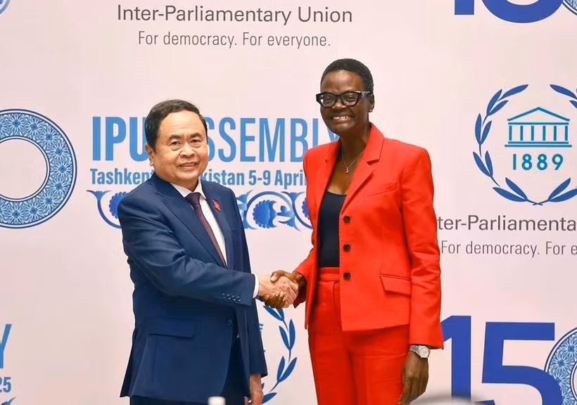 El presidente de la Asamblea Nacional, Tran Thanh Man (izquierda), se reúne con la titular de la Unión Interparlamentaria (UIP), Tulia Ackson, en Tashkent, Uzbekistán, el 6 de abril. (Foto: VNA)