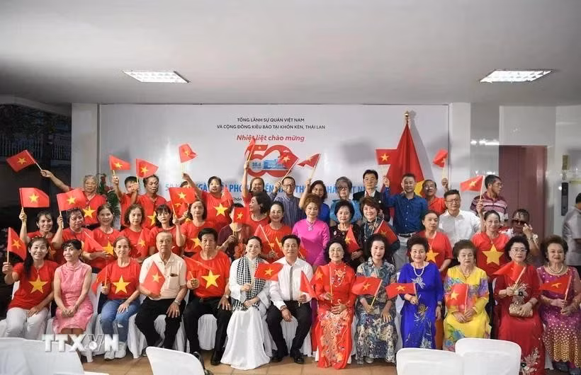 Vietnamitas del noreste de Tailandia se reúnen en el Consulado General de Vietnam en la provincia de Khon Kaen para conmemorar el 50.º aniversario de la Liberación del Sur y la Reunificación Nacional (30 de abril de 1975). (Foto: VNA)