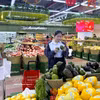 En el supermercado Winmart Thao Dien de Ciudad Ho Chi Minh se exhiben frutas típicas de diversas regiones. (Foto: VNA)