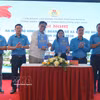 Un directivo de Pegatron Vietnam Co., Ltd. firma un acuerdo con el sindicato de la empresa. (Foto: VNA)