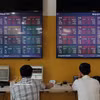Clientes realizan operaciones en la sede de la compañía bursátil Bao Viet en Hanoi. (Foto: VNA)