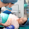 Una embarazada recibe tratamiento en el Hospital Central de Obstetricia de Vietnam (Foto: VNA)