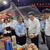 Los delegados visitan el stand de Hai Phong. (Foto: VNA)