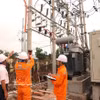 Trabajadores de EVNNPC inspeccionan y asesoran a las empresas sobre el uso seguro, económico y eficiente de la electricidad. (Foto: VNA)