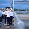 El primer ministro de Vietnam, Le Minh Hung, inspecciona el proyecto de control de inundaciones por mareas en el barrio de Xom Chieu, en Ciudad Ho Chi Minh. (Foto: VNA)