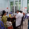 Los ciudadanos se someten a revisiones médicas en un centro sanitario en el barrio de Hiep Binh. (Foto: VNA)