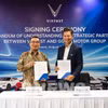 Sadikin Aksa (izquierda), comisario de Gowa Motor, y Antonio Zara (derecha), director ejecutivo de VinFast para el Sudeste Asiático, en el acto de rúbrica. (Foto: Bnews.vn)