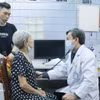 Un médico del Hospital Cho Ray realiza un examen de salud a una anciana en el centro médico del barrio de Cho Lon. (Foto: VNA)