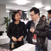 Ly Pham, especialista en desarrollo empresarial de JANZZ.technology, y el doctor en tecnologías de la información Luu Vinh Toan en un evento en Zúrich. (Foto: VNA)