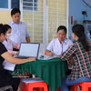 La estación de salud de la comuna de An Thanh Thuy, en la provincia de Dong Thap, ofrece asesoramiento y apoyo a los residentes para la actualización de sus registros médicos electrónicos en la aplicación VNeID. (Foto: VNA)
