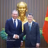 El primer ministro de Vietnam, Le Minh Hung, recibe al ministro de Finanzas de Luxemburgo, Gilles Roth. (Foto: VNA)
