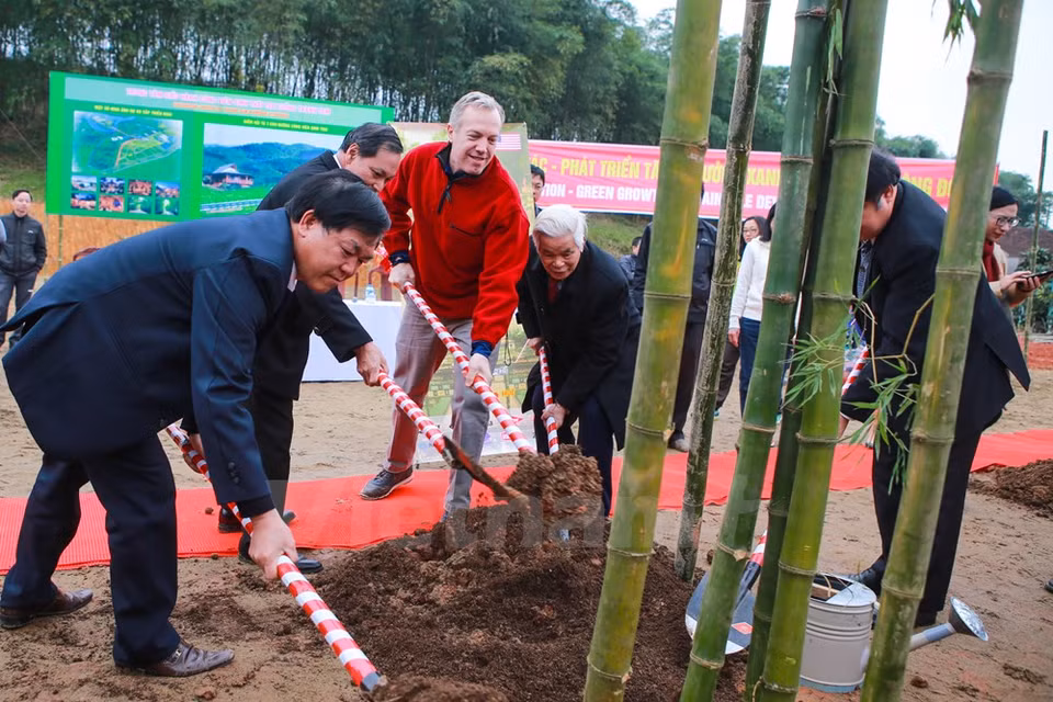 El embajador y Le Van Tam, directivo de la compañía de azúcar Lam Son plantaron los primeros bambús en el parque de bambú Thanh Tam, cuya construcción se inició en 2016 en Thanh Hoa (Fuente: VNA)