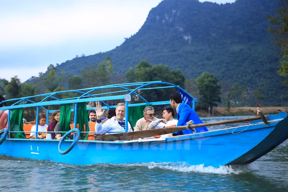 Visita la cueva Phong Nha en el Parque Nacional Phong Nha - Ke Bang en Quang Binh (Fuente: VNA)