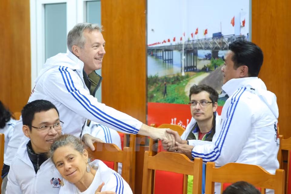 Ted Osius y Nguyen Quang Thang, paciente en el Centro de víctimas de VIH/SIDA en Nghe An. La provincia recibió ayuda estadounidense en la prevención y lucha contra VIH/SIDA (Fuente: VNA)