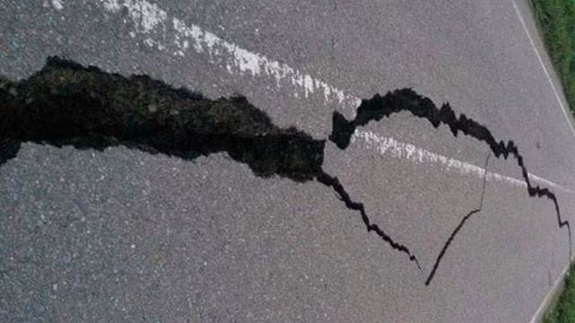 Ranuras en las calles tras el sismo (Fuente: AFP/Getty Images)