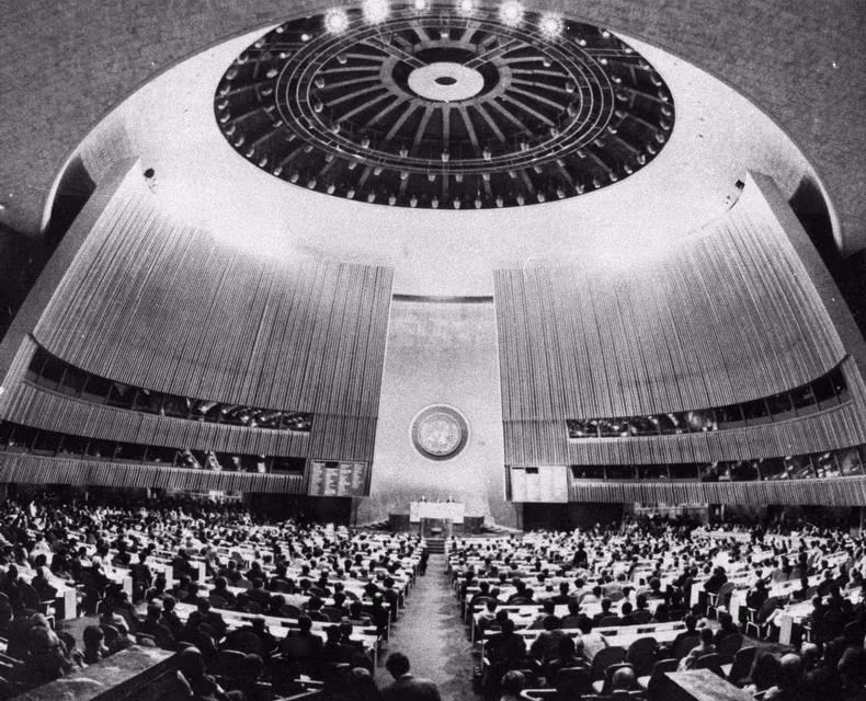 La inauguración del 32 período de sesiones de la Asamblea General de la ONU en Nueva York el 20 de septiembre de 1977 marca la aprobación de la Resolución de reconocimiento a Vietnam como miembro de las Naciones Unidas (Fuente: VNA)