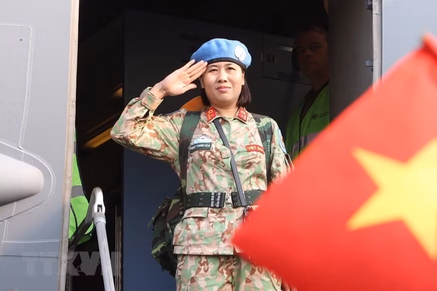 Incorporarse a las misiones de mantenimiento de la paz demuestra el papel de Vietnam como un socio responsable. En junio de 2014, Vietnam envió por primera vez sus oficiales a las misiones de mantenimiento de la paz de la ONU. Con posterioridad, Vietnam también ha movilizado varios oficiales militares y dos hospitales de campaña de segundo nivel número 1 y 2 en Sudán del Sur. En la foto: Oficial del hospital de campaña de segundo nivel número 2 se despide de sus familiares y camaradas para partir hacia Sudán del Sur (Fuente: VNA) 
