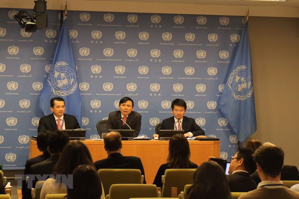 El embajador vietnamita Dang Dinh Quy en una conferencia de prensa en Nueva York (Foto: VNA)